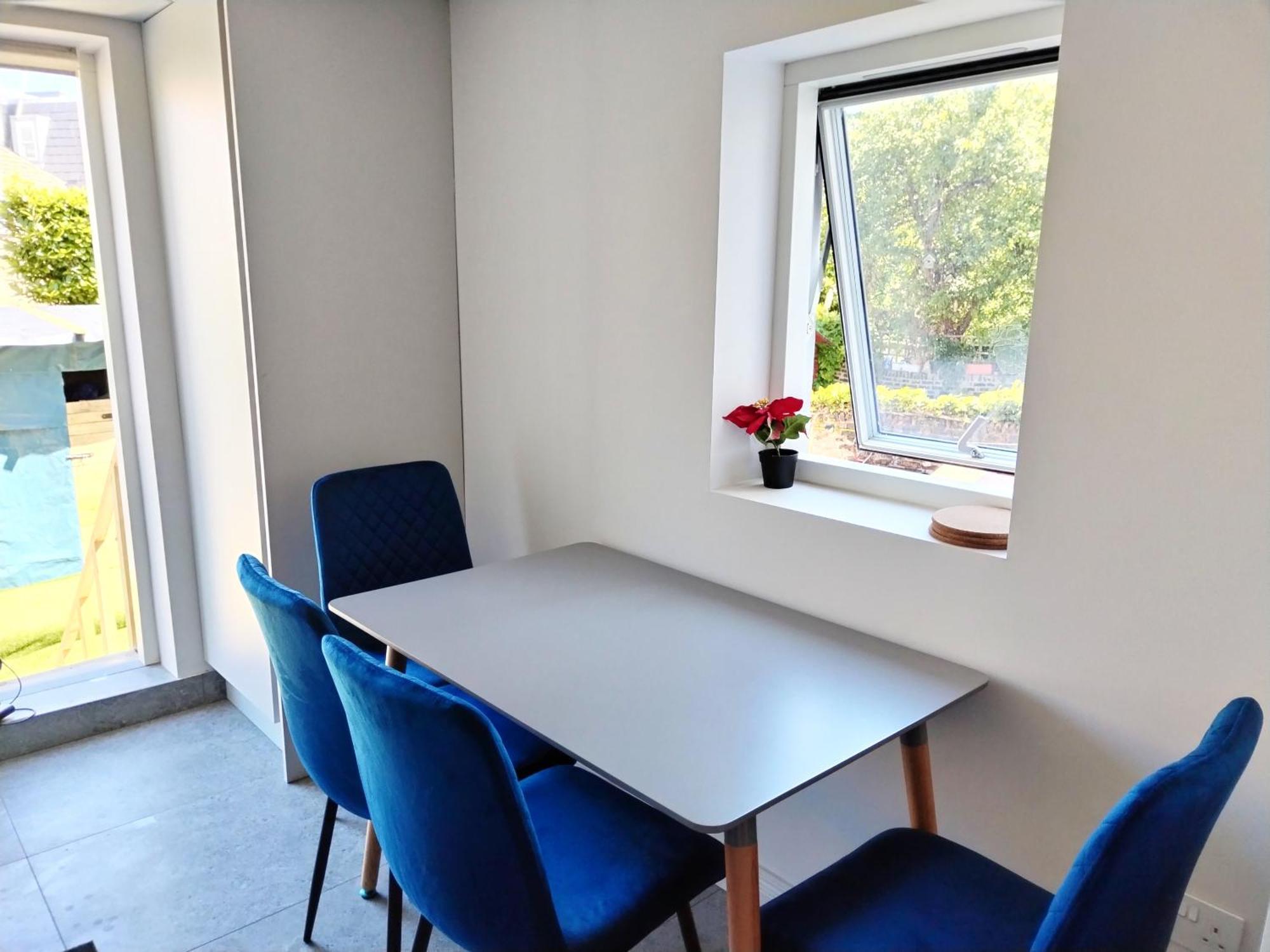 New Refurbished One Bed Flat In The West * Londra